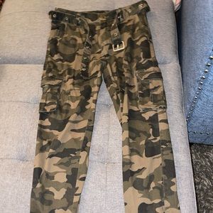 Camouflage, cropped jeggings.